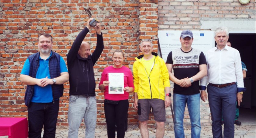Na zdjęciu wręczanie dyplomów najlepszym - fot. Starostwo Powiatowe