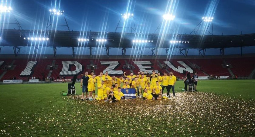 Na zdjęciu drużyna RKS Radomsko na stadionie w Łodzi - fot. Facebook 