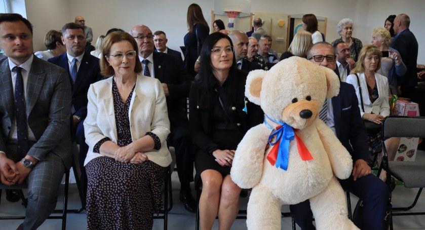 Na zdjęciu Krzysztof Ciecióra, wiceminister rolnictwa, starosta Beata Pokora, poseł Anna Milczanowska i Fabian Zagórowicz, członek zarządu powiatu - fot. Starostwo Powiatowe/Facebook