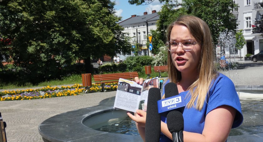 Na zdjęciu Aneta Bogdan prezentuje Paszport Turystyczny