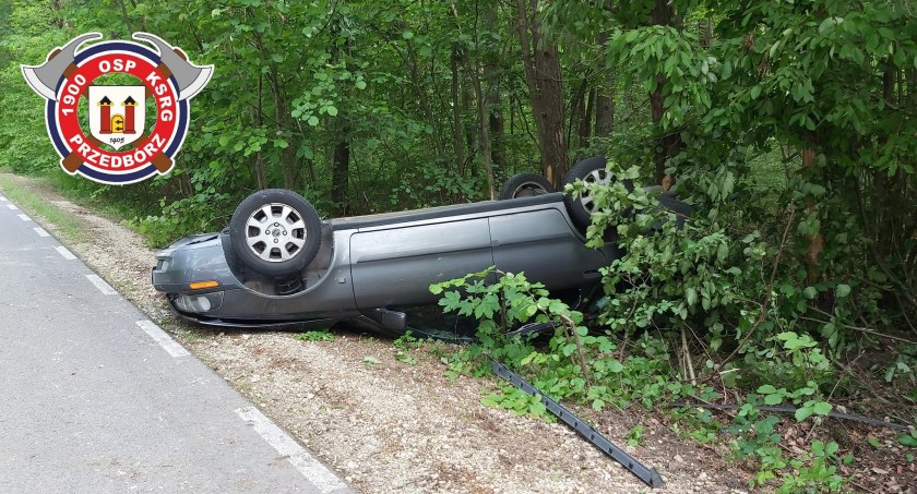 Na zdjęciu volvo, które prowadził 74-latek - fot. OSP Przedbórz/Facebook