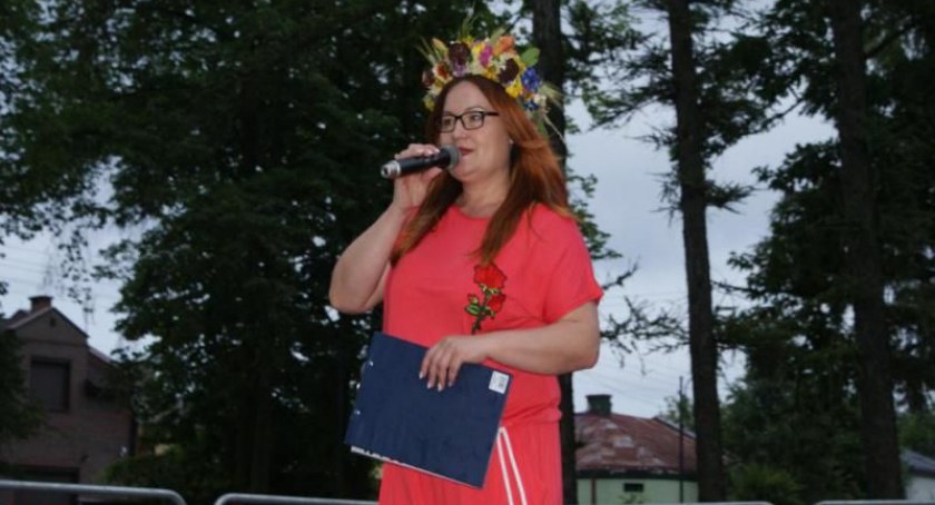 Już dawno takiej imprezy w gminie nie było. Wyjątkową okazją jest 100-lecie LKS Warta Pławno. Na zdjęciu: Violetta Ojrzyńska, dyrektor GOK W Gidlach. Fot. gidle.pl. 