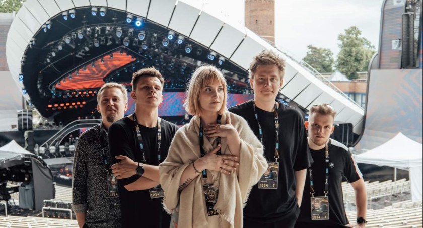Na zdjęciu: zespół Wolska i Marcin Staś. Fot. Facebook. 
