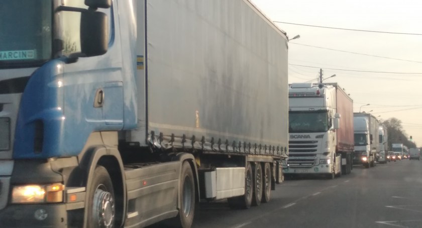 Na zdjęciu: zakorkowana przez tiry ulica Krakowska. 