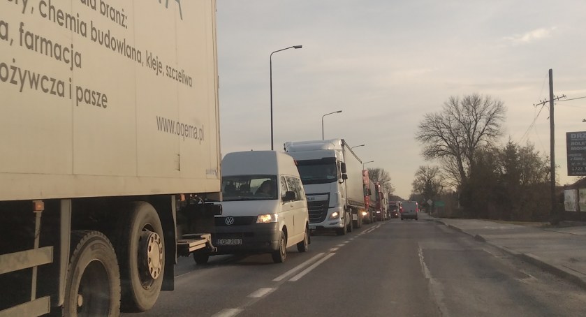 Na zdjęciu: zakorkowana tirami Krakowska. 