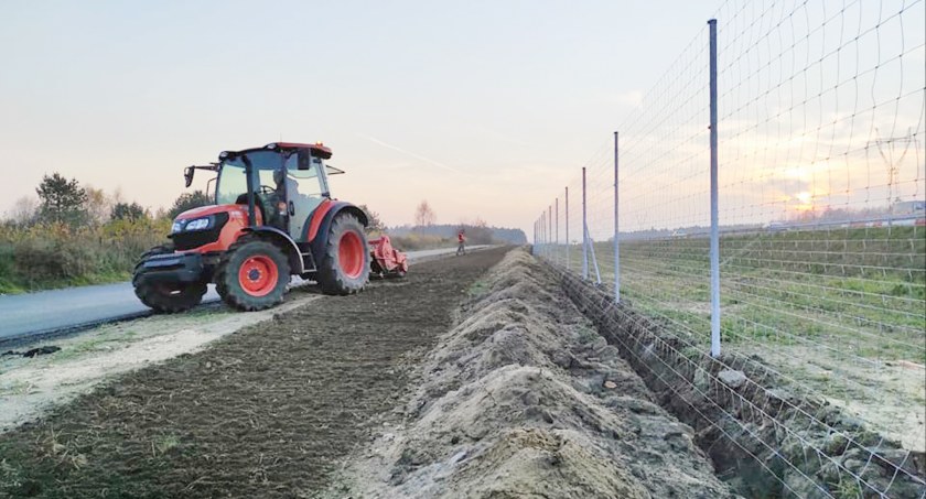 Na zdjęciu: prace przy wysiewaniu łąki. 