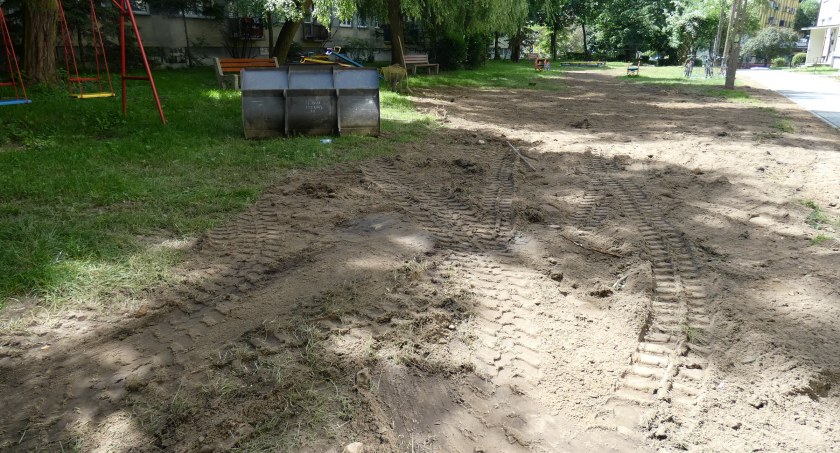 Na zdjęciu; zaorane gąsienicami pojazdów trawniki przy ulicy Piastowskiej. 