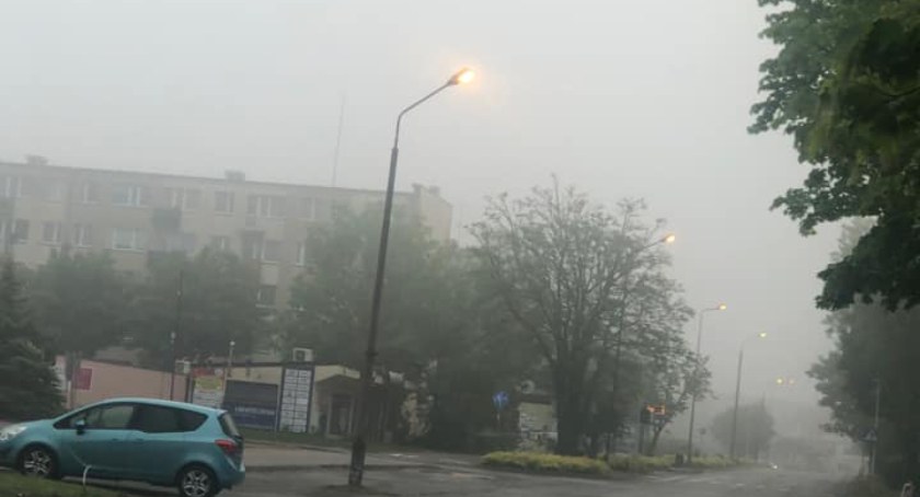 Na zdjęciu: świecące się latarnie przy ulicy Leszka Czarnego. Fot. od Czytelnika. 