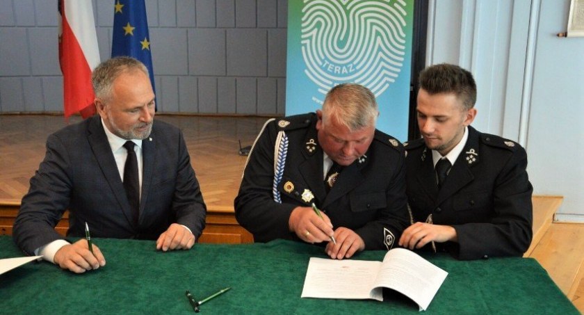 Na zdjęciu: podpisanie umowy między strażakami z OSP Wojnowice Wojciechem Miedzianowskim, prezesem WFOŚiGW w Łodzi. Fot. OSP Wojnowice. 