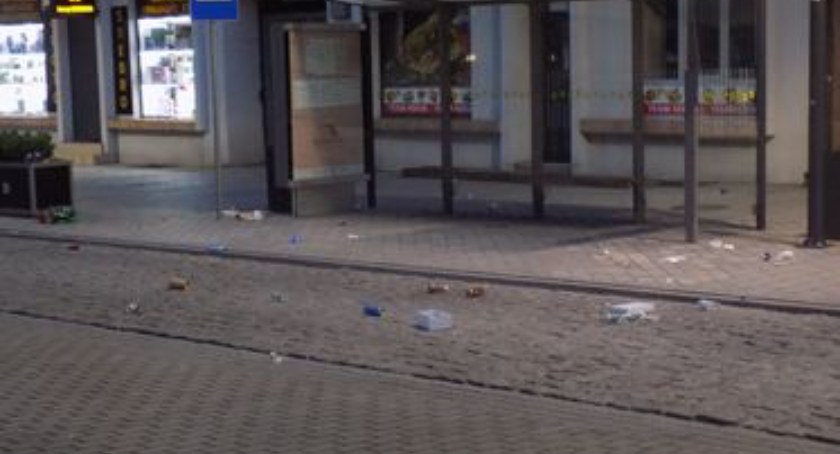 Na zdjęciu: przystanek na ulicy Reymonta i zalegające na nim śmieci. Fot. nadesłane przez Czytelnika. 