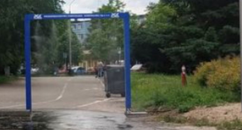 Na zdjęciu: kurtyna przy I LO 