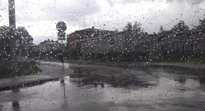 Na zdjęciu: miasto w deszczu. 