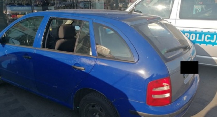 Na zdjęciu Skoda Fabia, w której uwięziony był pies.
