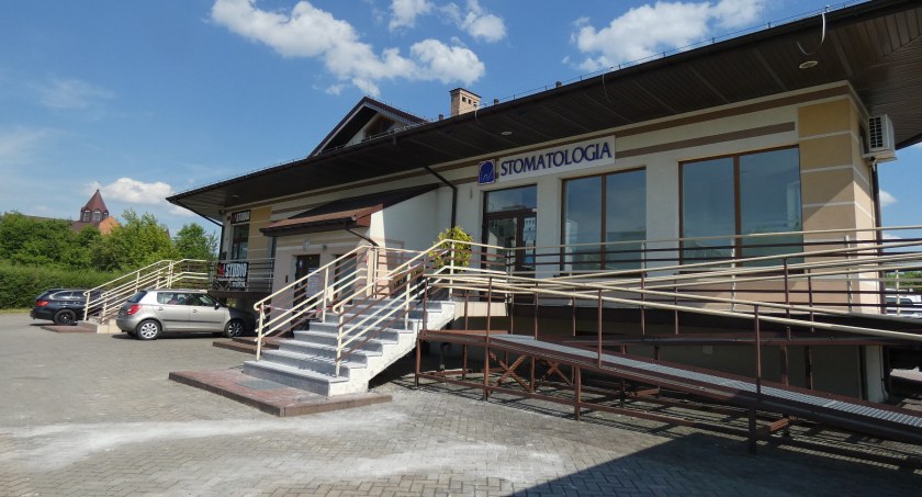 Na zdjęciu budynek, w którym jest kilka firm i wolnych lokali