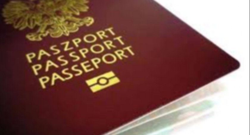 Na zdjęciu paszport - ilustracyjne