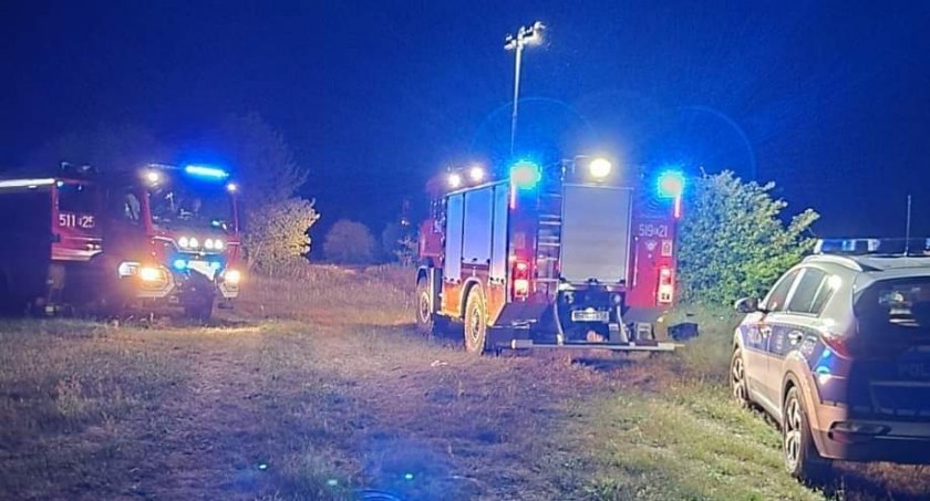 Na zdjęciu wozy strażackie i policja na miejscu, gdzie znaleziono ciało mężczyzny - fot. OSP Przedbórz 