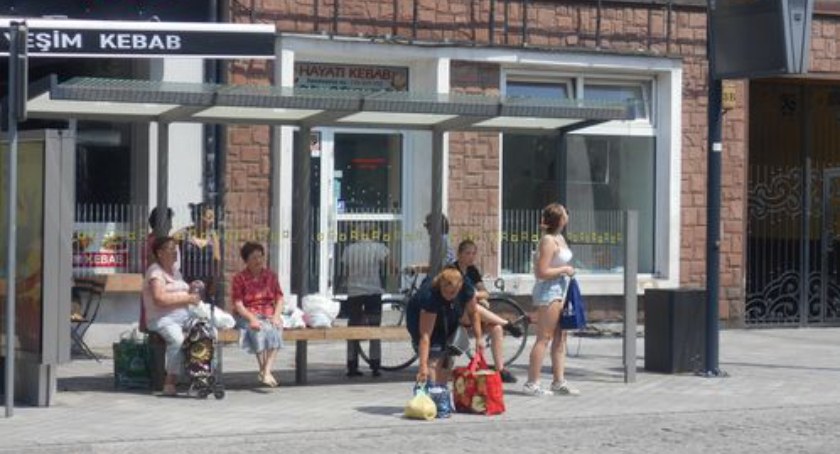 Na zdjęciu pasażerowie na przystanku przy placu 3 Maja oczekujący na autobus. Jak mówi pan Krzysztof, wytrzymują tylko kilka minut, potem uciekają do parku szukać odrobiny cienia