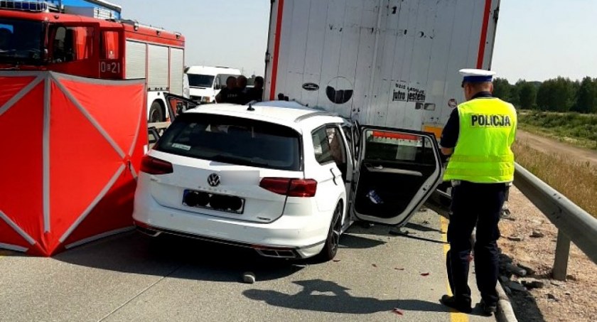 Na zdjęciu wypadek, w którym zginął kierowca vw - fot. KMP Piotrków Trybunalski