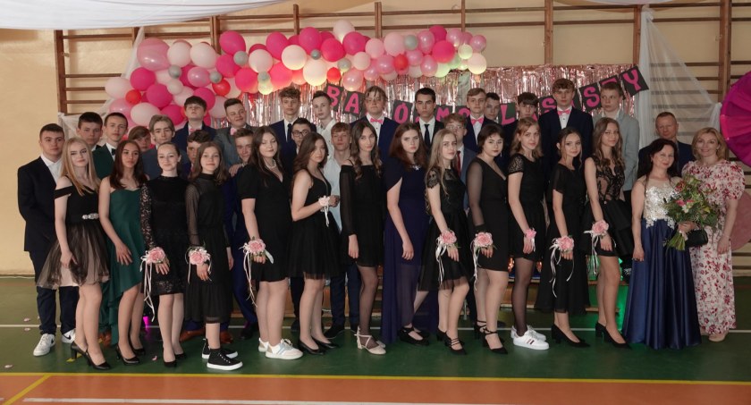 Na zdjęciu absolwenci Jedynki, którzy pod koniec maja pisali egzaminy, a potem bawili na balu, który wrócił po dwóch latach pandemicznej przerwy