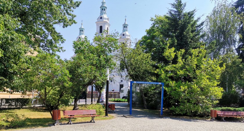 Na zdjęciu: kurtyna wodna na placu 3 Maja. Fot. PGK Radomsko. 