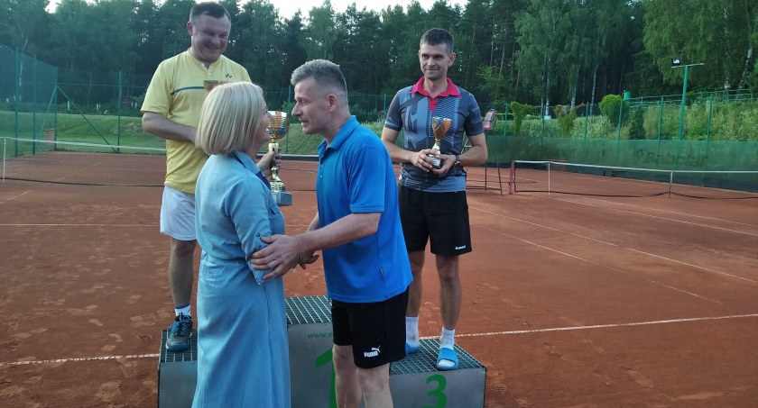 Na zdjęciu: Małgorzata Dzwonek i Roman Janiec, odbierający Puchar Wójta Gminy Dobryszyce. 