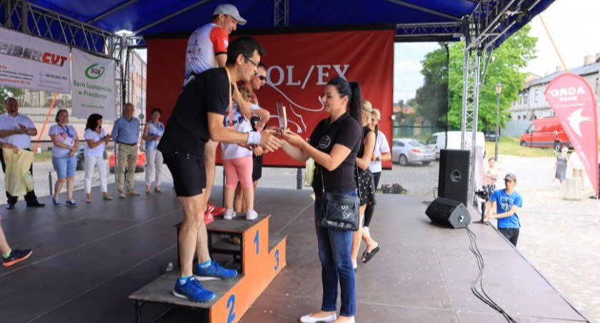 Na zdjęciu starosta Beata Pokora wręcza nagrody zwycięzcom - fot. Starostwo Powiatowe