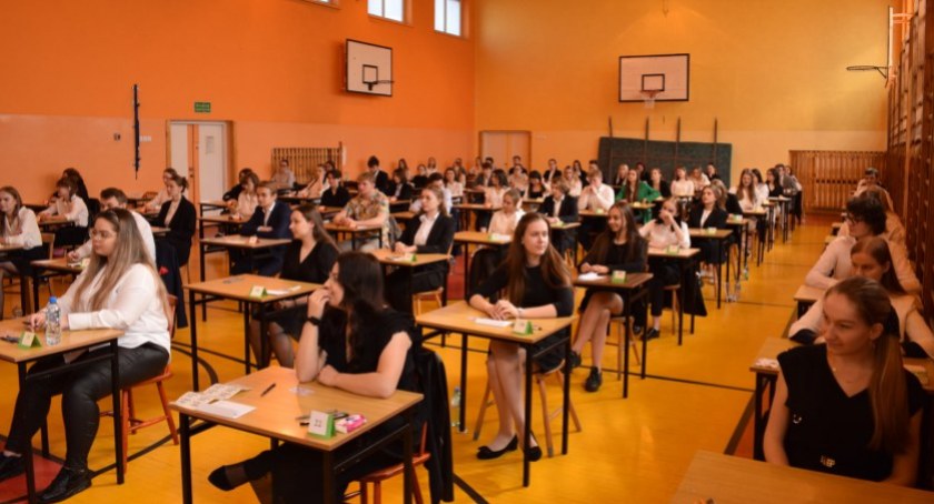 Na zdjęciu: Na zdjęciu maturzyści I LO w Radomsku podczas egzaminu z języka polskiego - fot. I LO/Facebook.