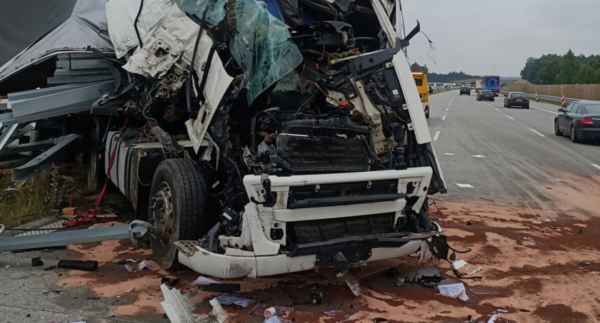 Na zdjęciu ciężarówki, które zderzyły się na A1 - fot. KP PSP Radomsko 