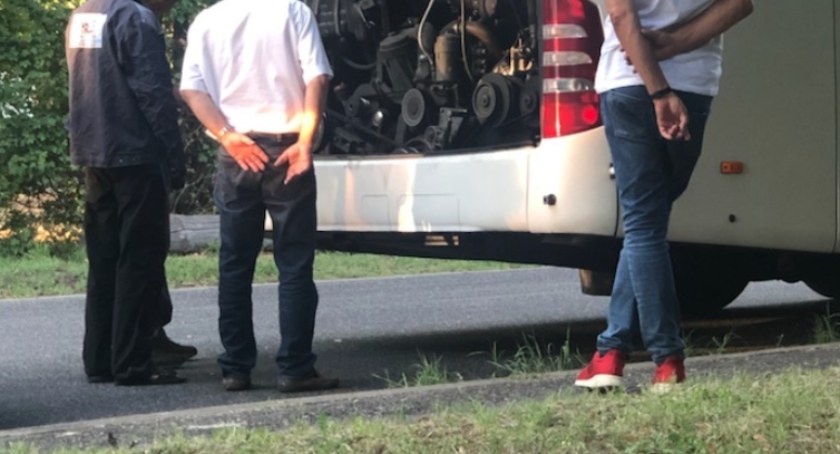 Na zdjęciu próba naprawy autokaru, który miał zawieść młodzież do Hiszpanii, nieskuteczna