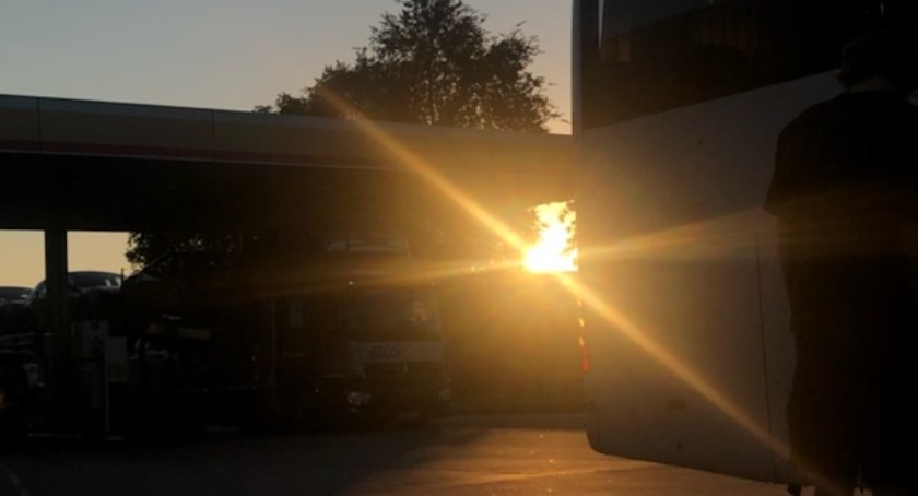 Na zdjęciu zepsuty autokar
