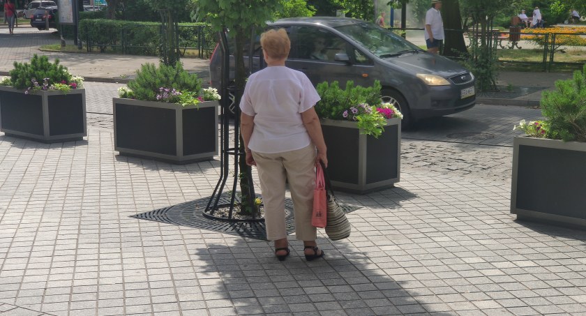 Na zdjęciu pasażerka MPK czekająca na autobus na przystanku na placu 3 Maja, która szuka ochłody w cieniu