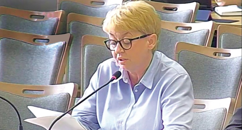 Na zdjęciu radna Wioletta Pal odczytuje opinię prawną, o której PGK mówił - nie mamy takiej