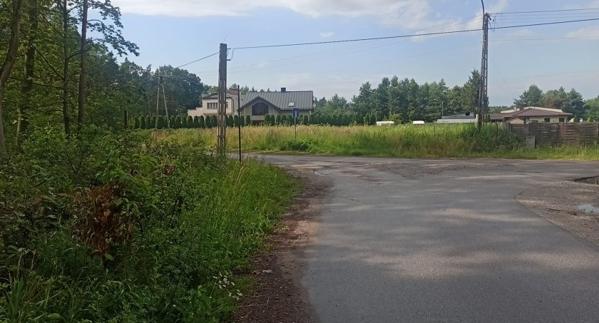 Na zdjęciu niewykoszone pobocze, o którym mówi radny Dębski - fot. Facebook/Rafał Dębski