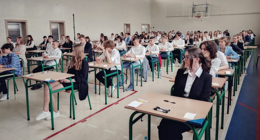 Na zdjęciu egzamin uczniów klas ósmych w PSP nr 9 - fot. Facebook/PSP nr 9