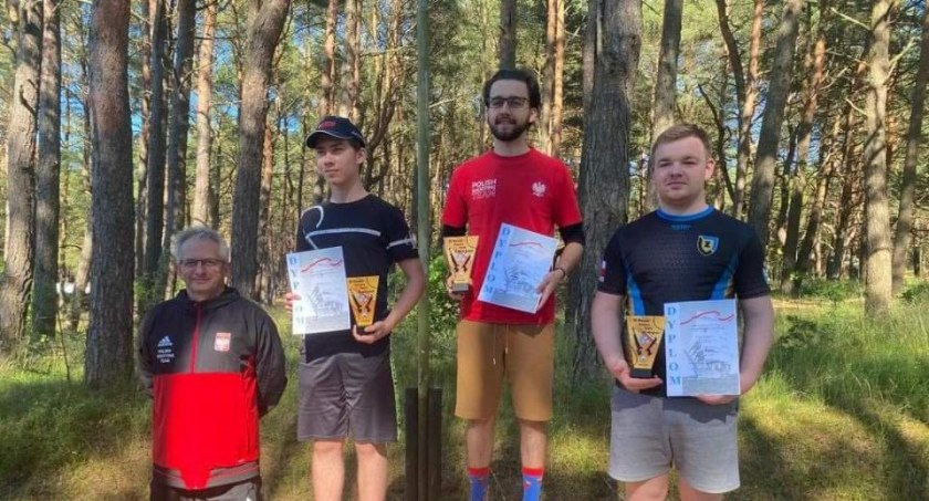 Na zdjęciu: Wiktor Blada ze złotym medalem na I miejscu podium. Fot. Okręgowy Klub Strzelectwa Sportowego 