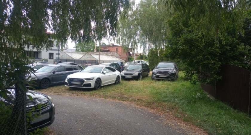 Na zdjęciu samochody gości Mini ZOO zaparkowane nie na parkingu, a na terenie zielonym
