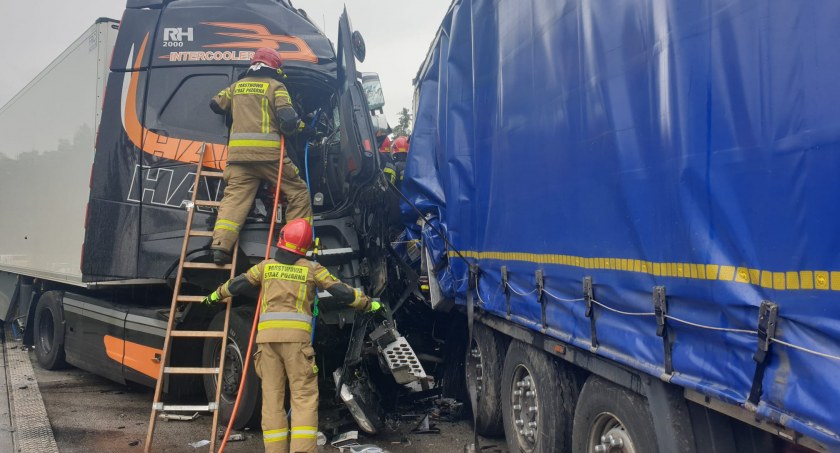Na zdjęciu rozbite ciężarówki - fot. KP PSP Radomsko 