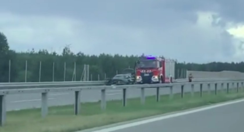 Na zdjęciu: zderzenie pojazdów na A1. 