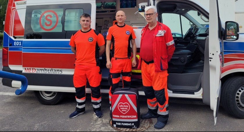 Na zdjęciu ratownicy i sprzęt, który otrzymali - fot. Facebook/Szpital Powiatowy