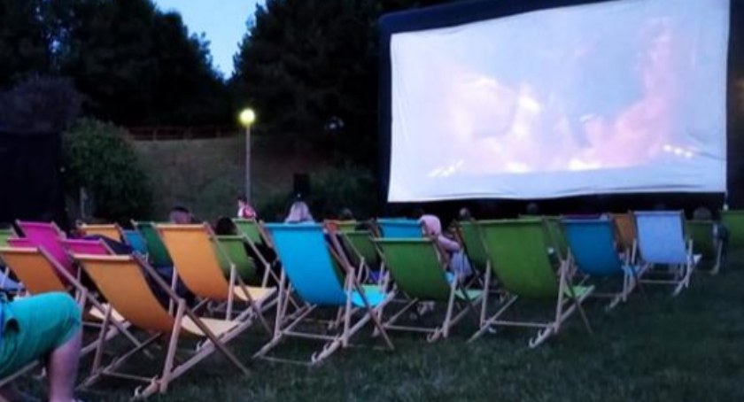 Na zdjęciu: Kino na leżakach, 2021. Radomsko, park Solidarności. 