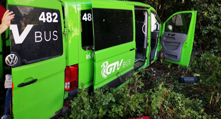 Na zdjęciu bus, który brał udział w wypadku - fot. KP PSP Radomsko
