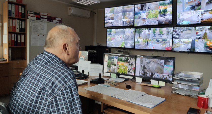 Na zdjęciu pan Andrzej obserwuje kamery miejskiego monitoringu