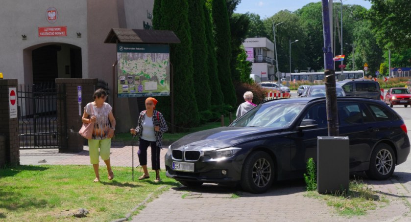 Na zdjęciu: BMW parkujące na chodniku. Fot. Marek Błachowicz. 