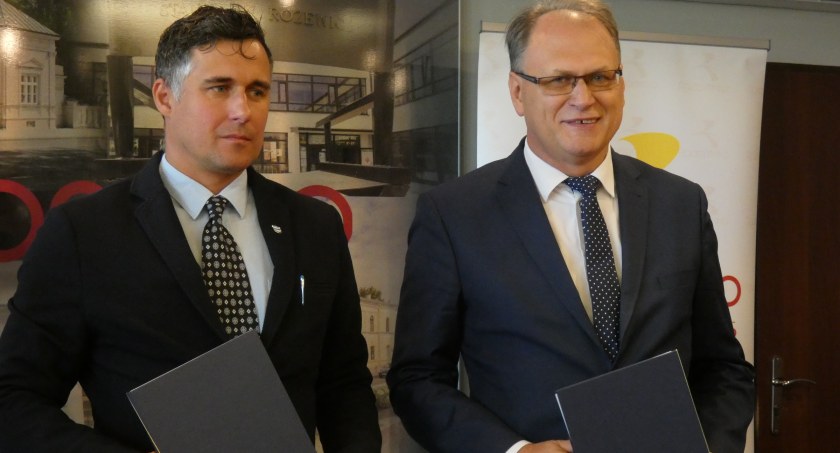 Na zdjęciu: Bogumił Nowak - dyrektor Regionalnego Zarządu Gospodarki Wodnej w Poznaniu i Jarosław Ferenc, prezydent Radomska. 
