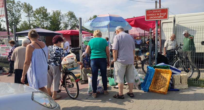 Na zdjęciu chodnik przez Targowicą, handel pod tabliczką z zakazem - czwartek 14 lipca