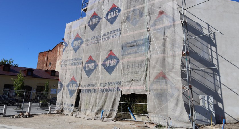 Na zdjęciu: prace przy tworzeniu ogrodu wertykalnego na ulicy Reymonta. 