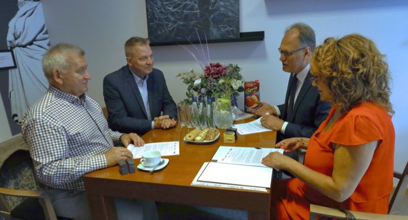 Na zdjęciu podpisanie umowy, od lewej Witold Świtkowski (firma Wiktor), dyrektor MDK Krzysztof Zygma, prezydent Jarosław Ferenc i skarbnik miasta Mariola Wypych - fot. UM Radomsko