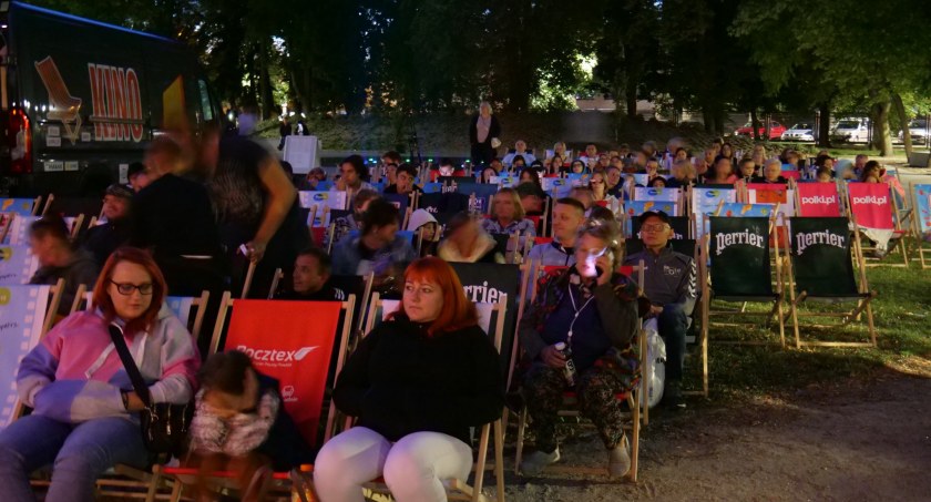 Na zdjęciu: publiczność kina na leżakach. Fot. MDK w Radomsku. 