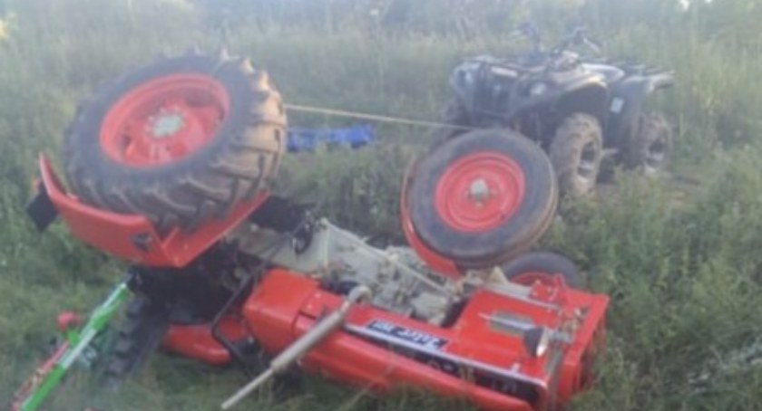 Na zdjęciu ciągnik, który przygniótł mężczyznę - fot. KP PSP Radomsko 