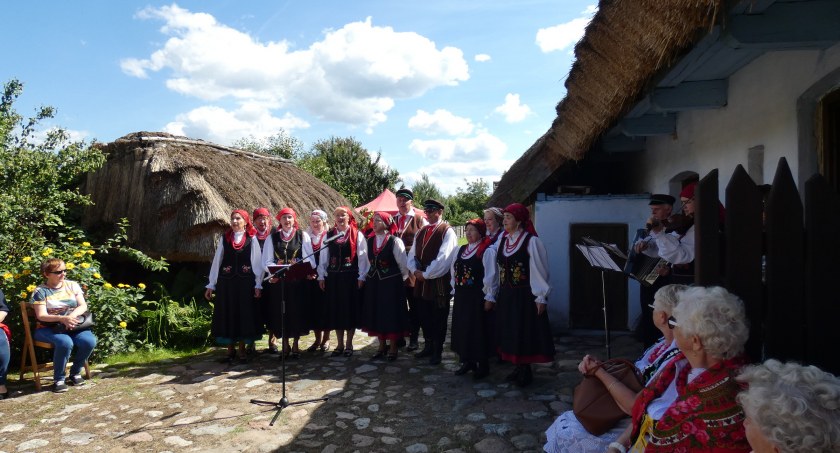 Na zdjęciu: Rodzinna niedziela w Zagrodzie Tatarskiej. 